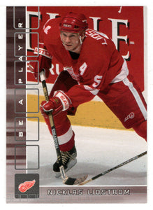 Nicklas Lidstrom - Detroit Red Wings (NHL Hockey Card) 2001-02 Be A Player Memorabilia # 93 Mint