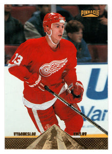 Vyacheslav Kozlov - Detroit Red Wings (NHL Hockey Card) 1996-97 Pinnacle # 129 Mint