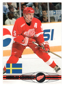 Nicklas Lidstrom - Detroit Red Wings (NHL Hockey Card) 2000-01 Pacific # 436 Mint